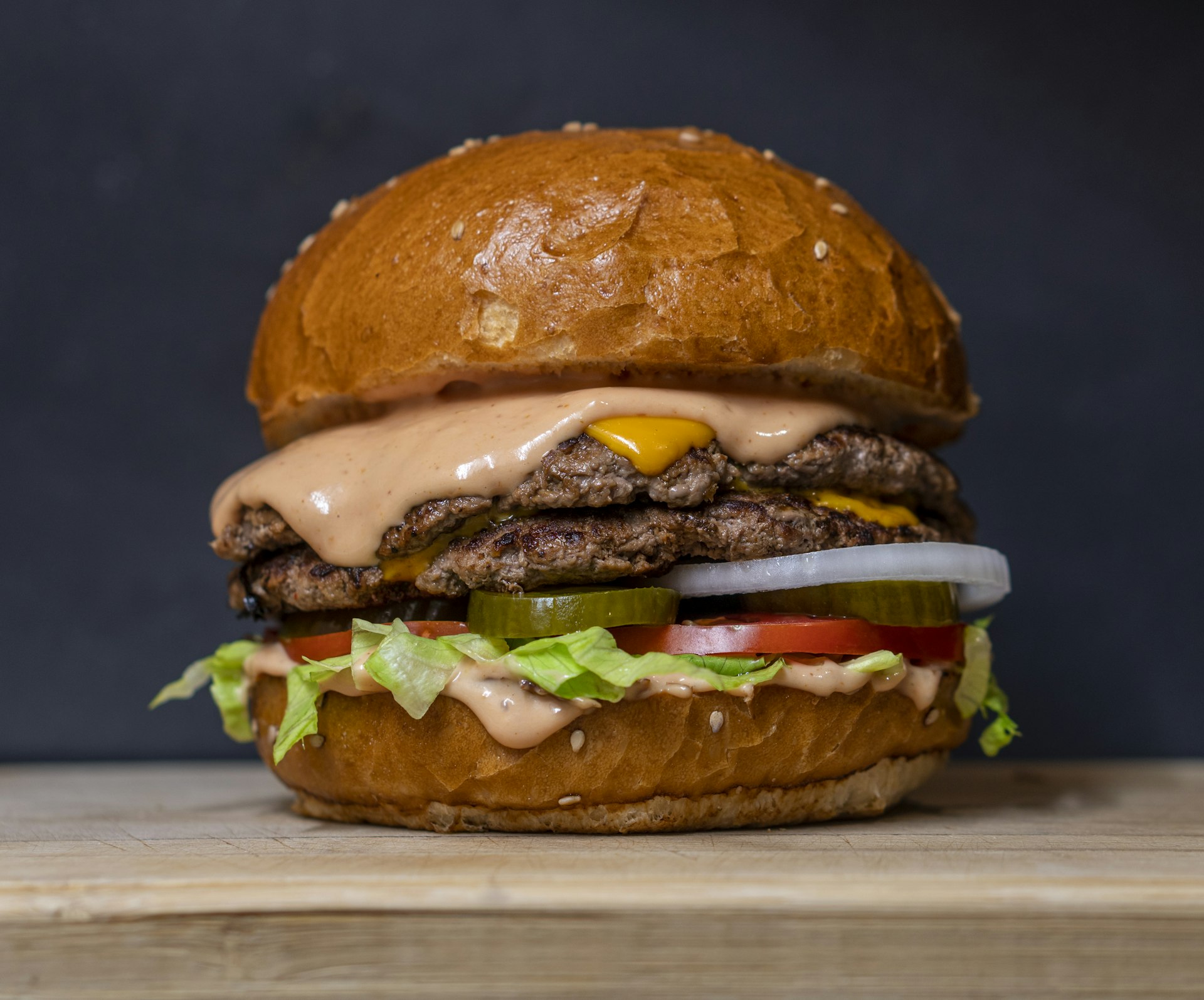 Dom Burger Popayán — hamburguesa artesanal con queso fundido y pan brioche