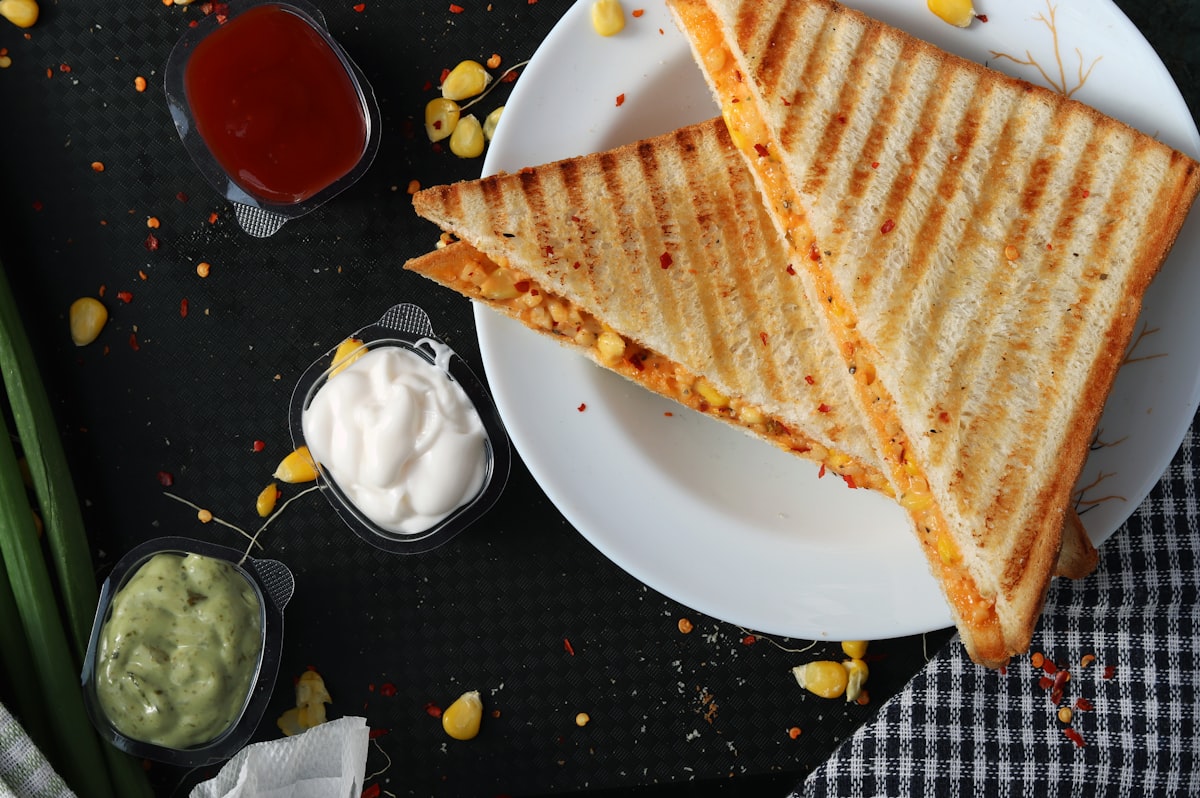 Sándwich artesanal de Dom Burger — club sándwich triple capa con ingredientes frescos